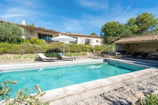Contemporary villa property close to the village of Cabrières-d'