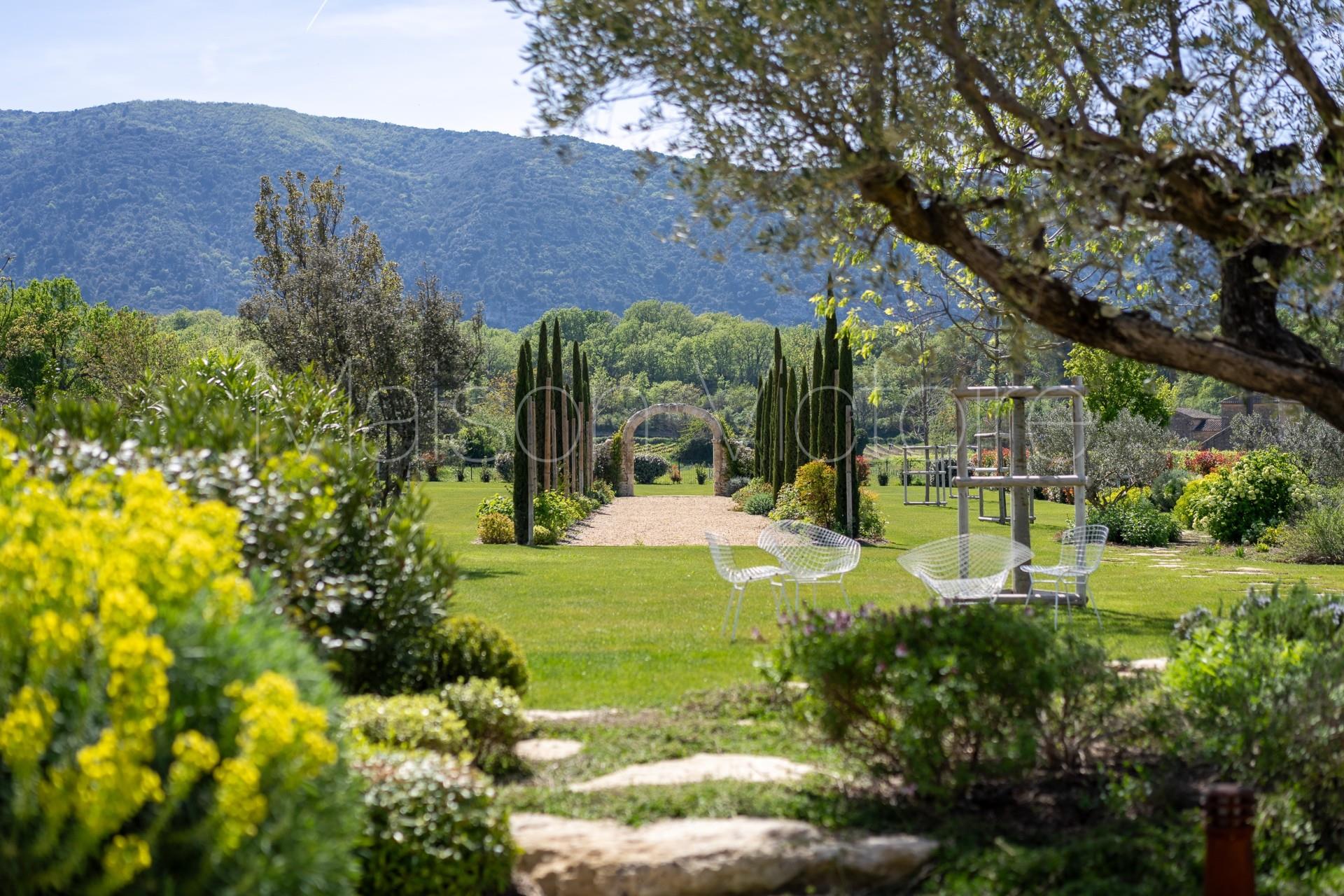 Mas du XVIIIème, avec somptueux jardins et fastueux décors