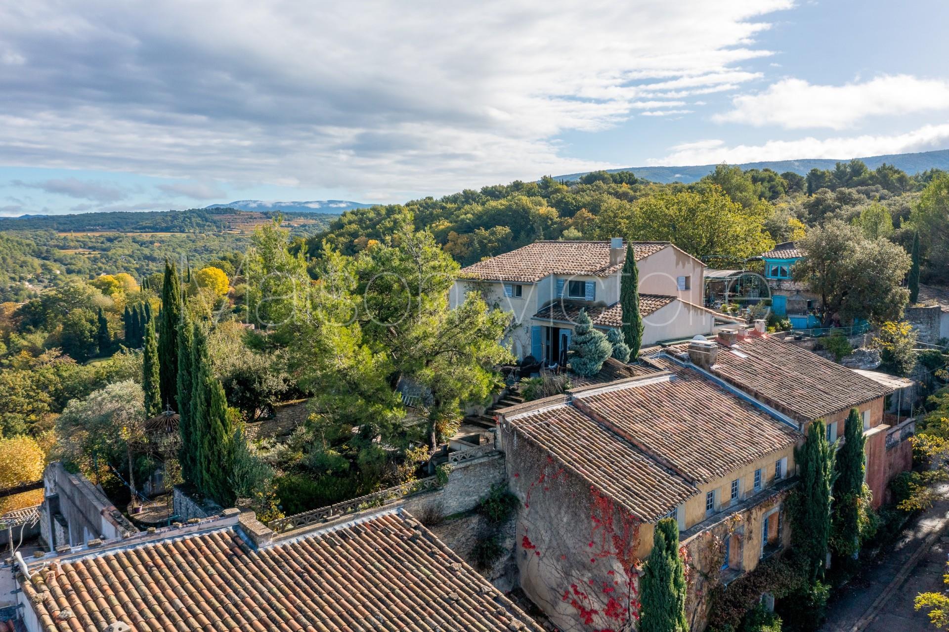 Superb property, with constructible plot of land, perched above