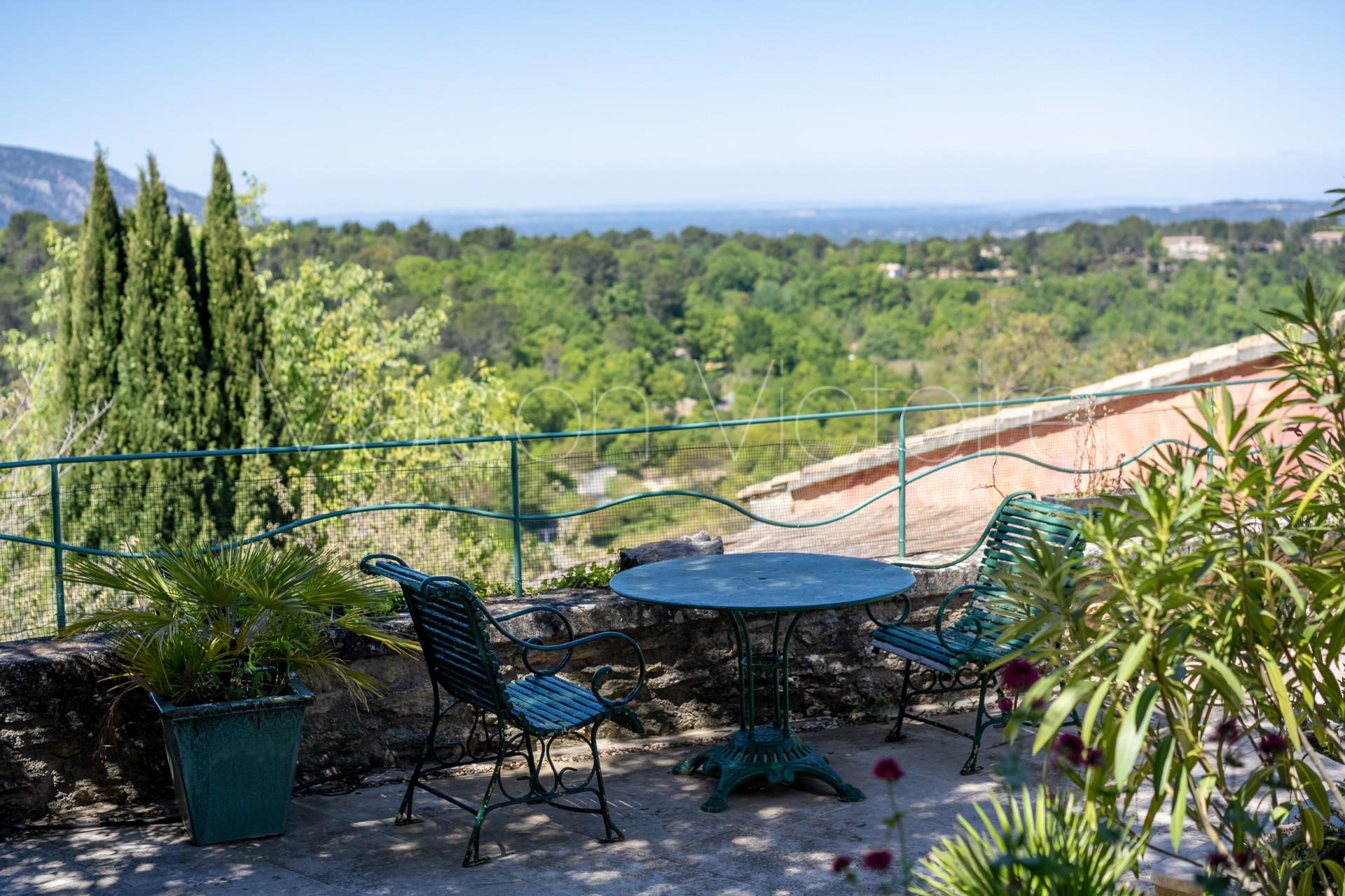 Superb property, with constructible plot of land, perched above