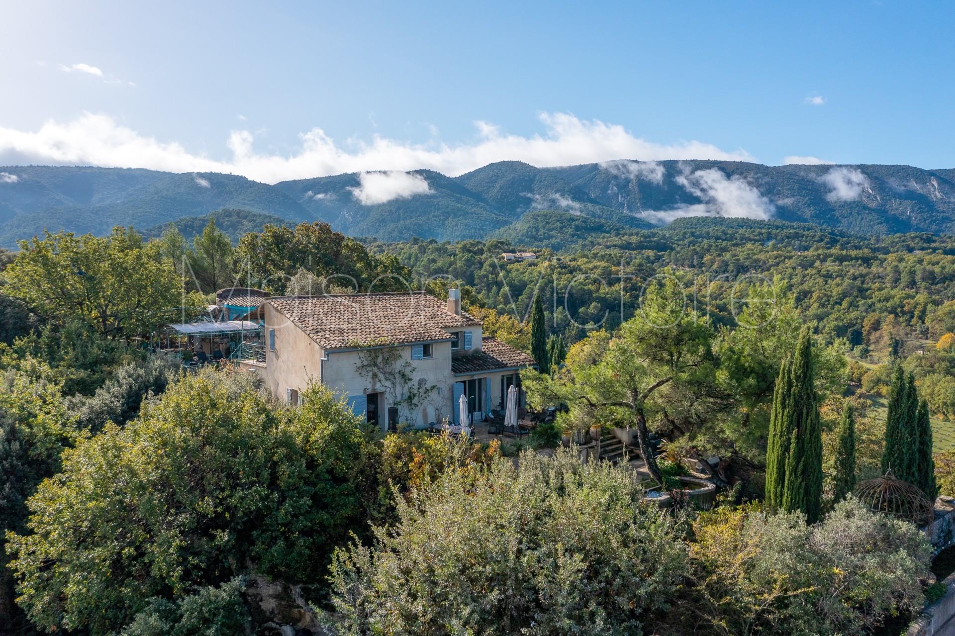 Superb property, with constructible plot of land, perched above