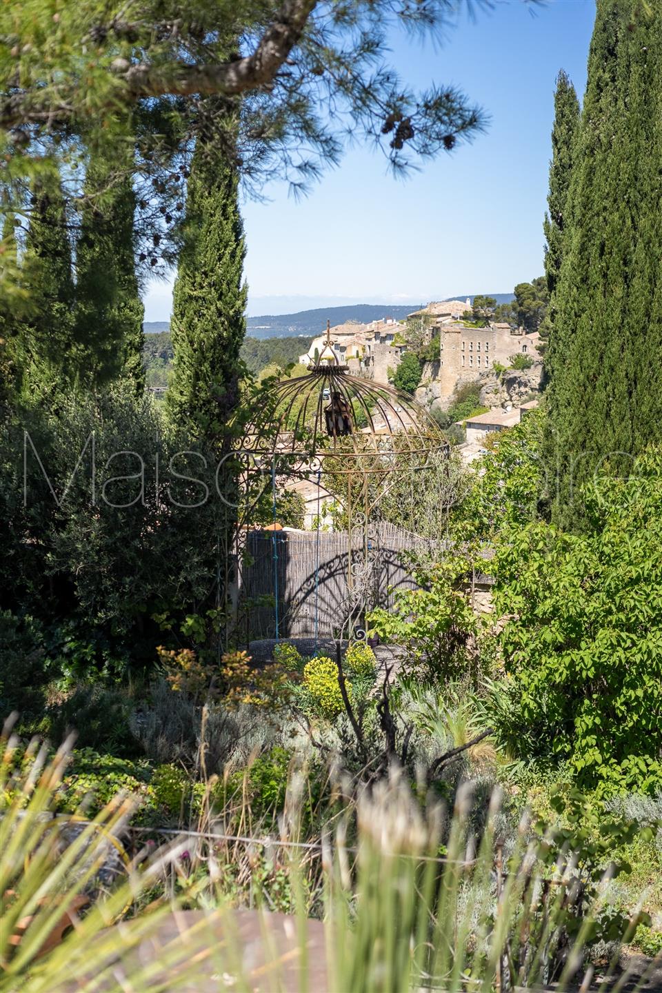 Superb property, with constructible plot of land, perched above