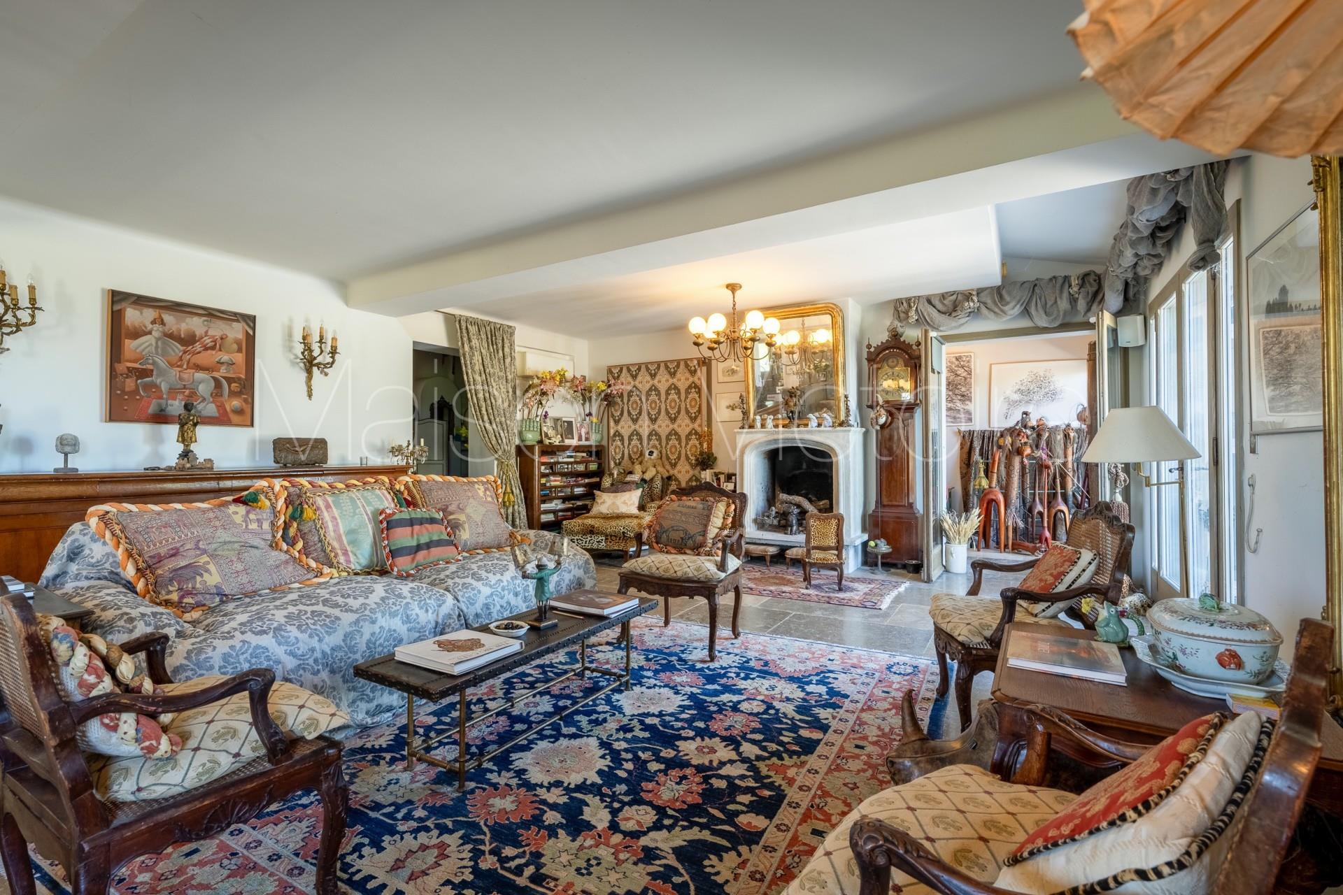 Superb property, with constructible plot of land, perched above