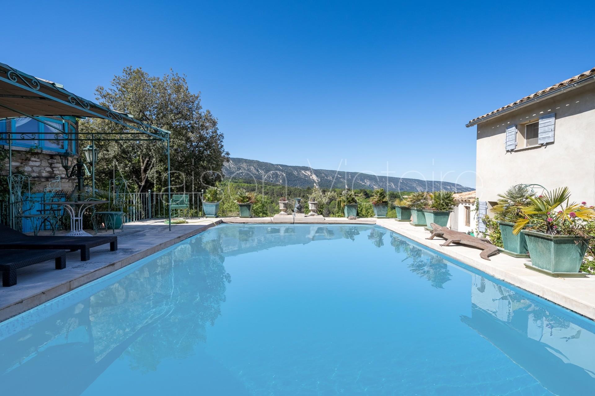 Superb property, with constructible plot of land, perched above