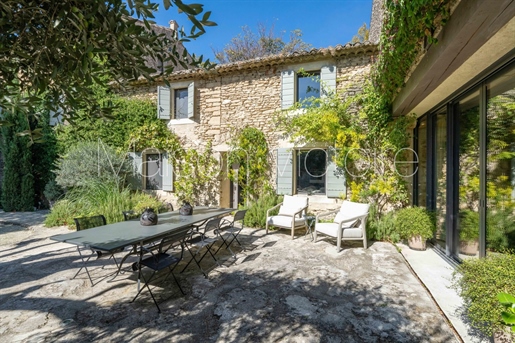 Superbly renovated stone property close to Gordes