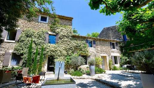 Superbly renovated stone property close to Gordes