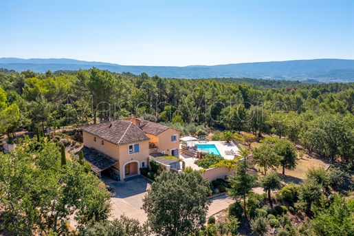 Villa with superb views, located on the edge of the village.
