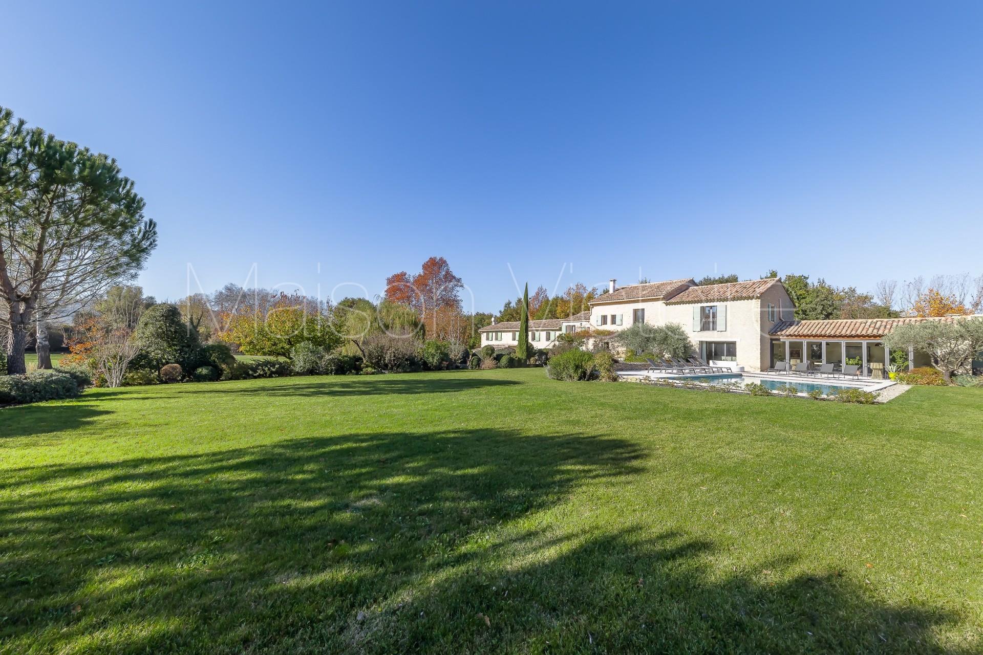 Luxurious farmhouse property and guest houses, set on over 12 ac