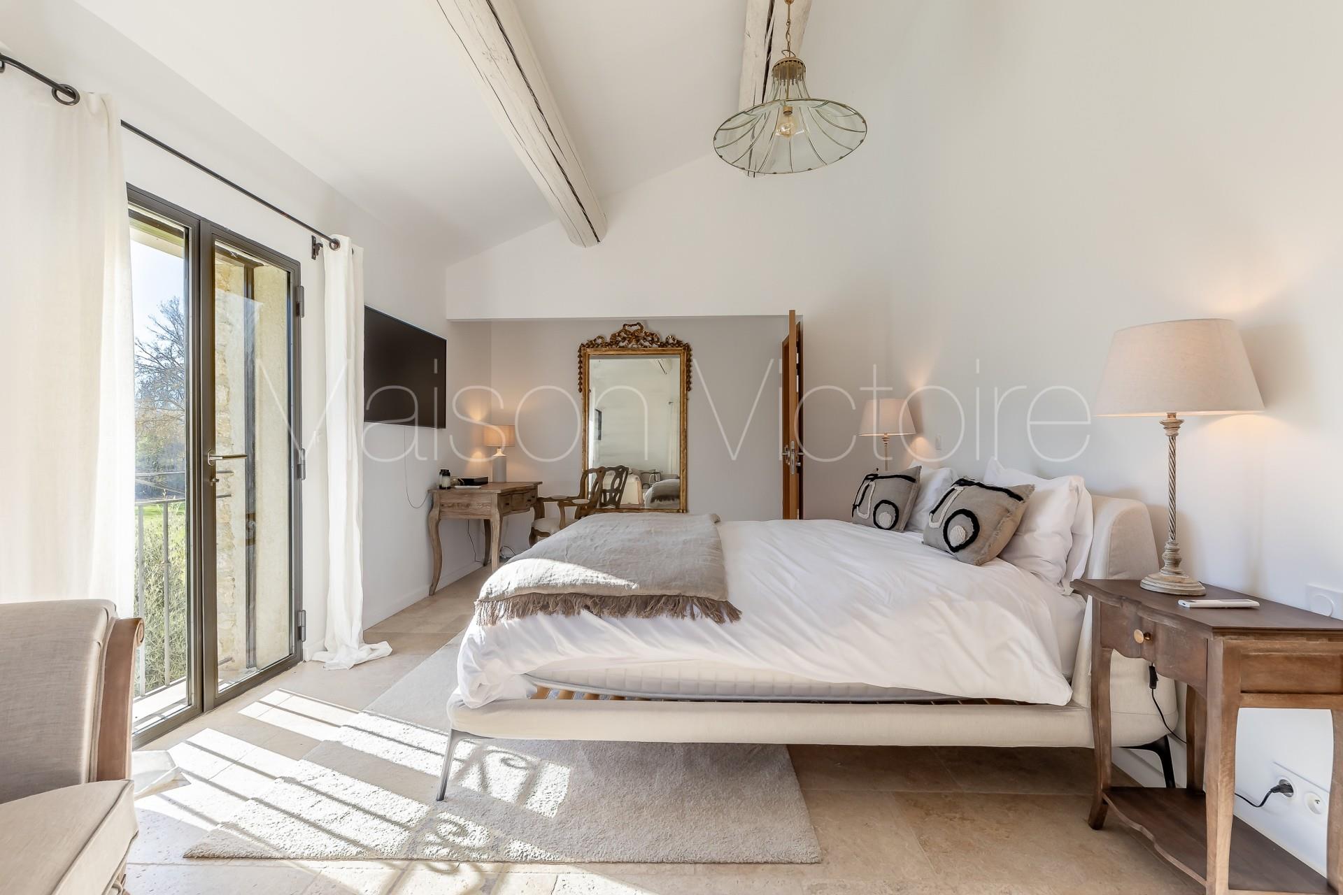 Luxurious farmhouse property and guest houses, set on over 12 ac