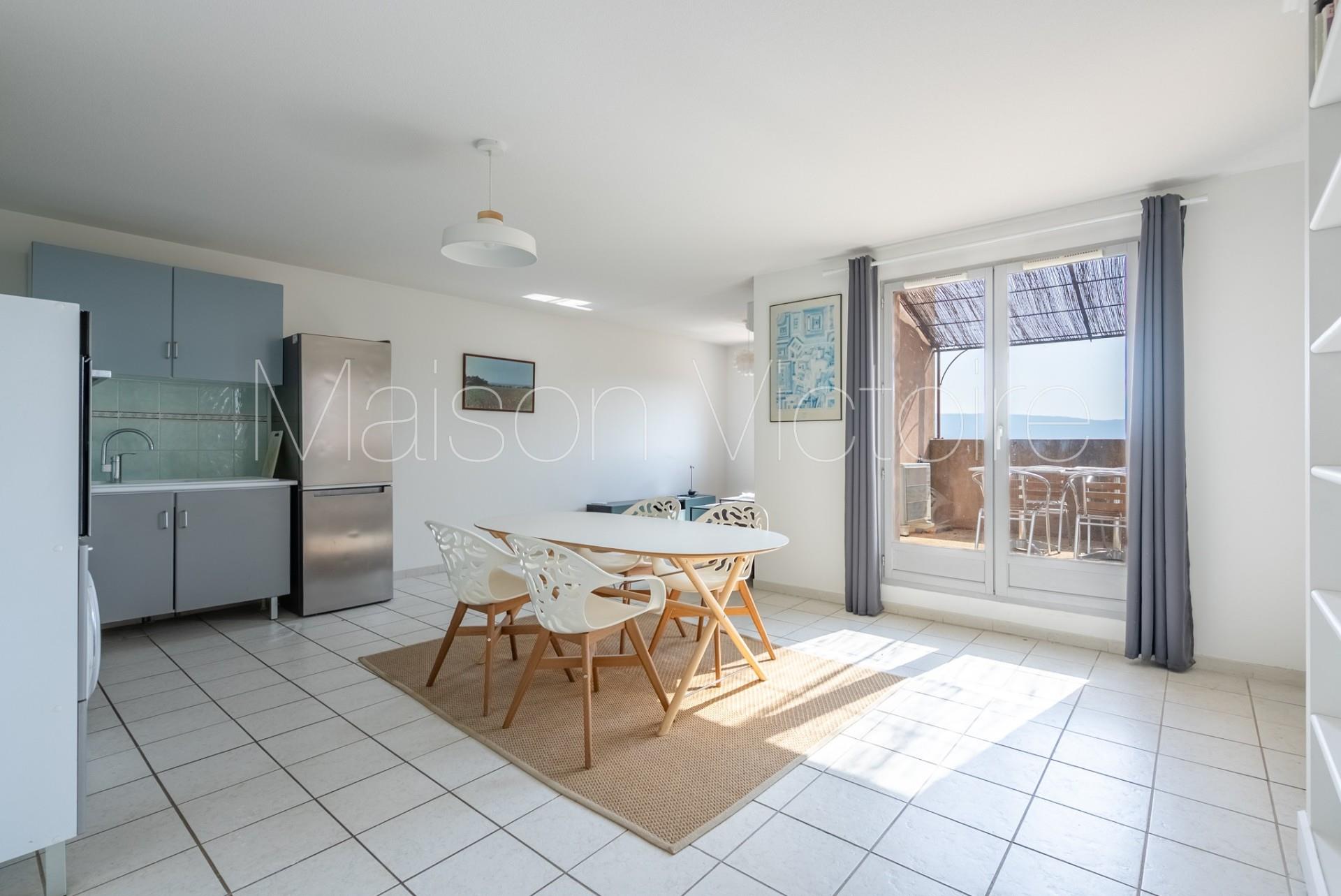 Light-Filled apartment with terrace and stunning Luberon view w