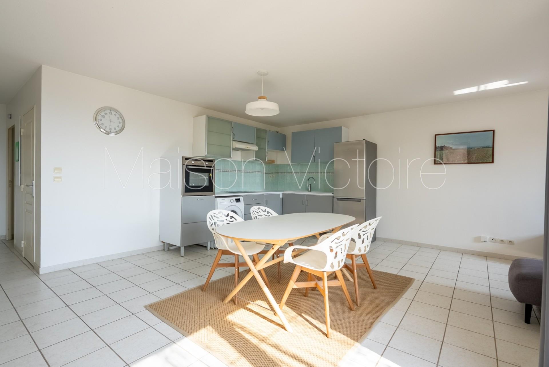 Light-Filled apartment with terrace and stunning Luberon view w