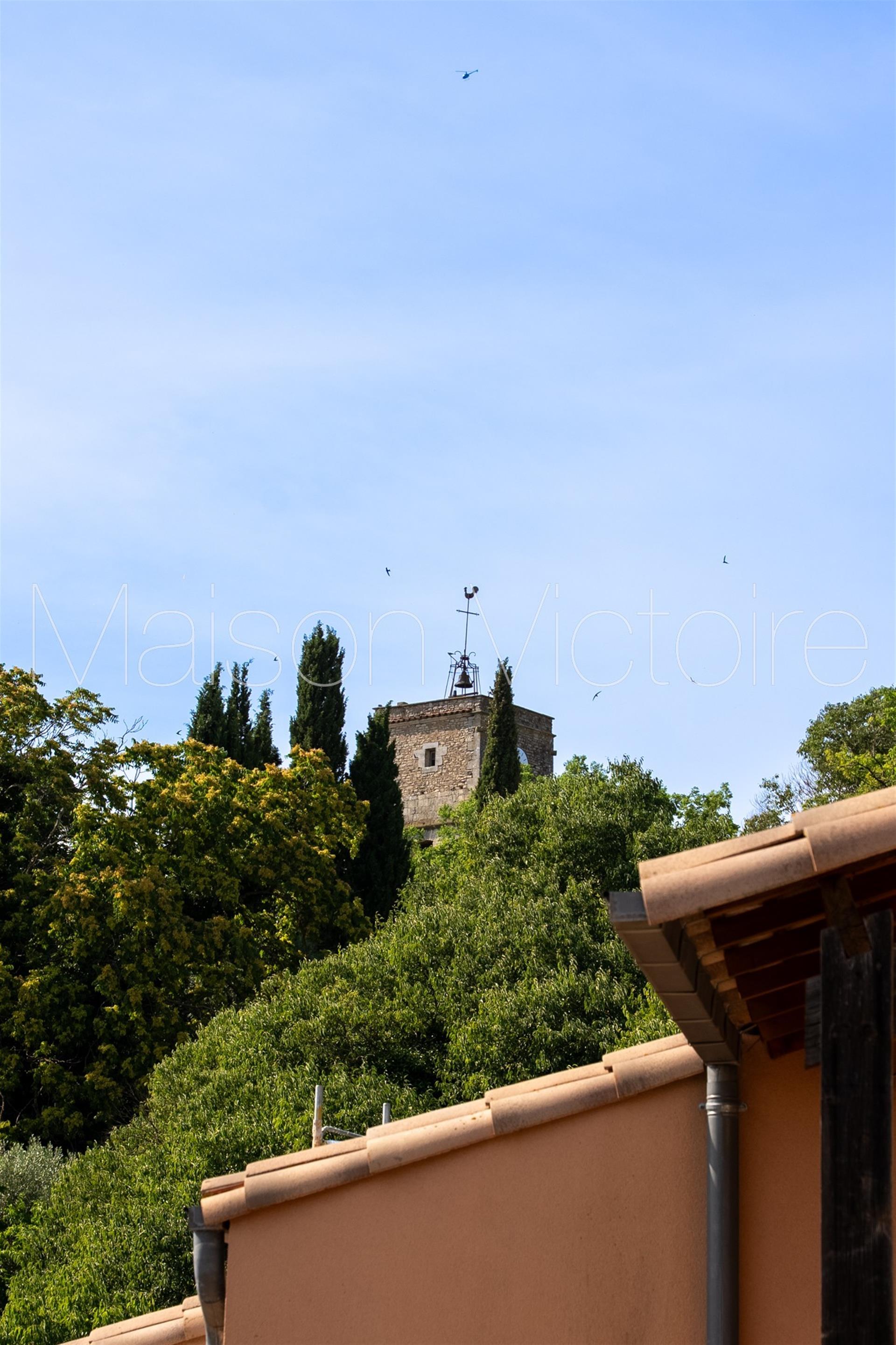 Light-Filled apartment with terrace and stunning Luberon view w