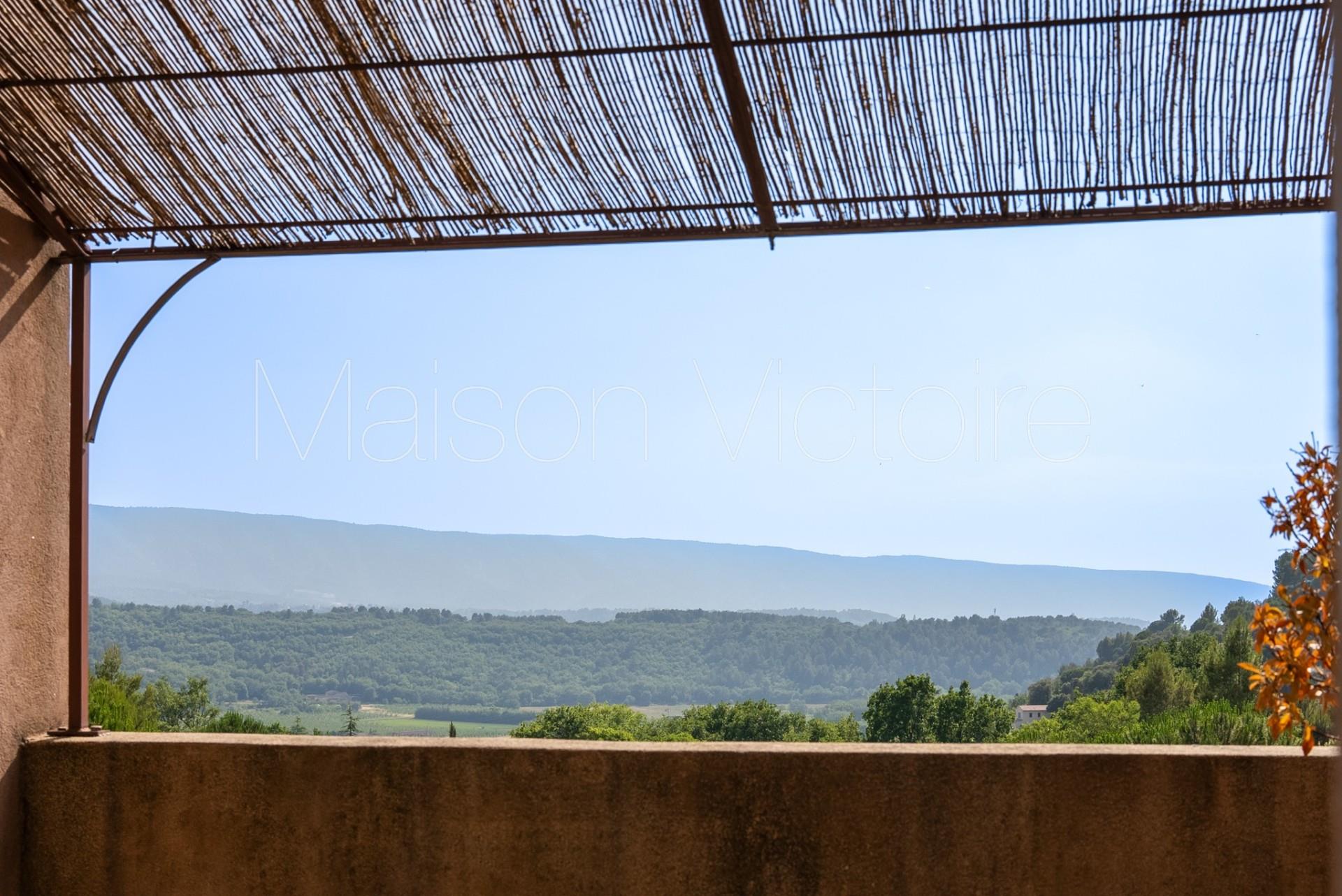 Light-Filled apartment with terrace and stunning Luberon view w