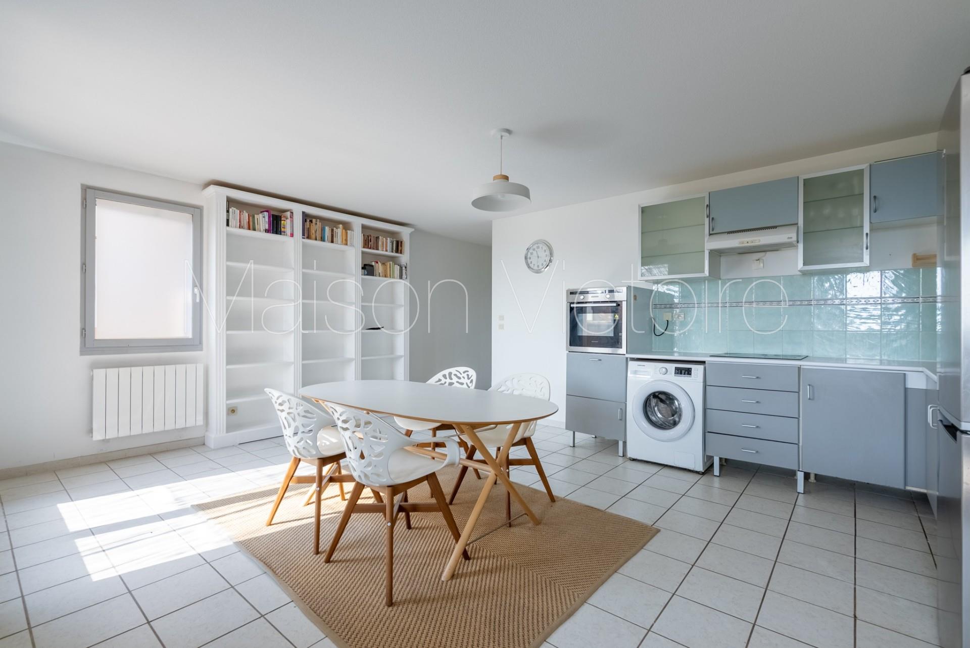 Light-Filled apartment with terrace and stunning Luberon view w