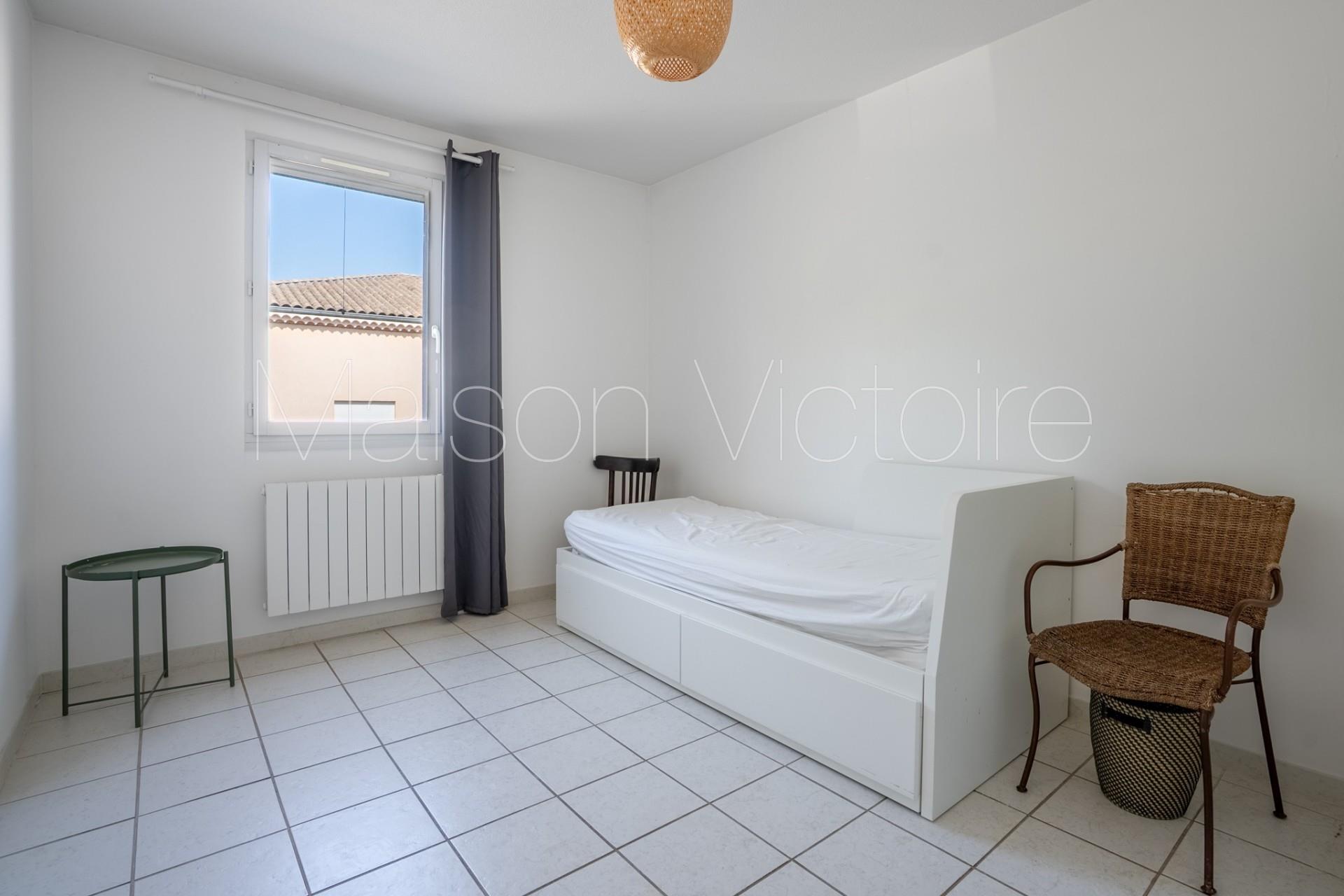 Light-Filled apartment with terrace and stunning Luberon view w
