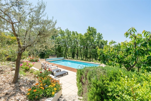 Spacious Luberon property in a superb rural setting