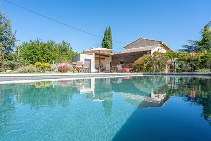 Pittoreske Provençaalse boerderij met zwembad