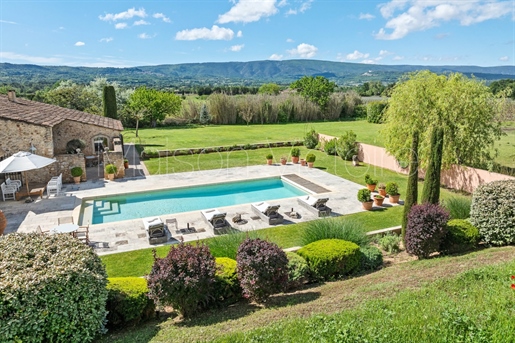 Magnificent 18th-century stone farmhouse with an independent Bas
