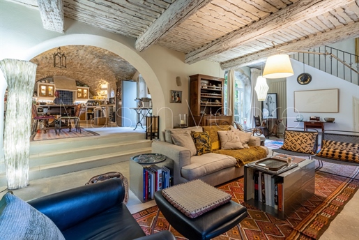 Prestigious Ménerbes village property with courtyards and roofto