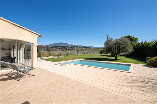 Close to Bedoin, beautiful villa with garden, swimming pool and