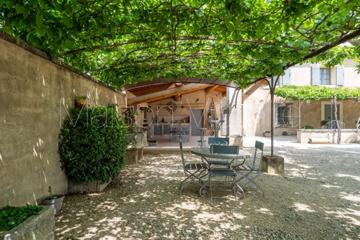 Spacious property with lovely Luberon views
