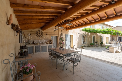 Spacious property with lovely Luberon views