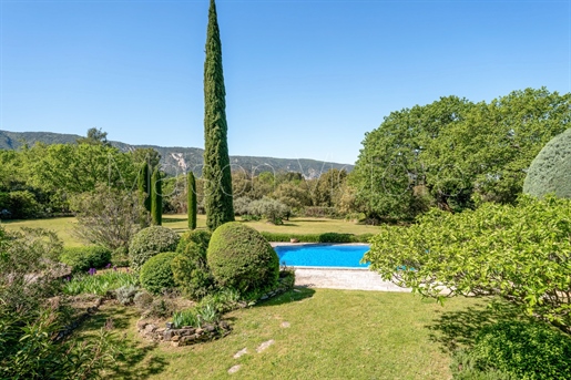 Picturesque Provençal farmhouse with Luberon views and sumptuous