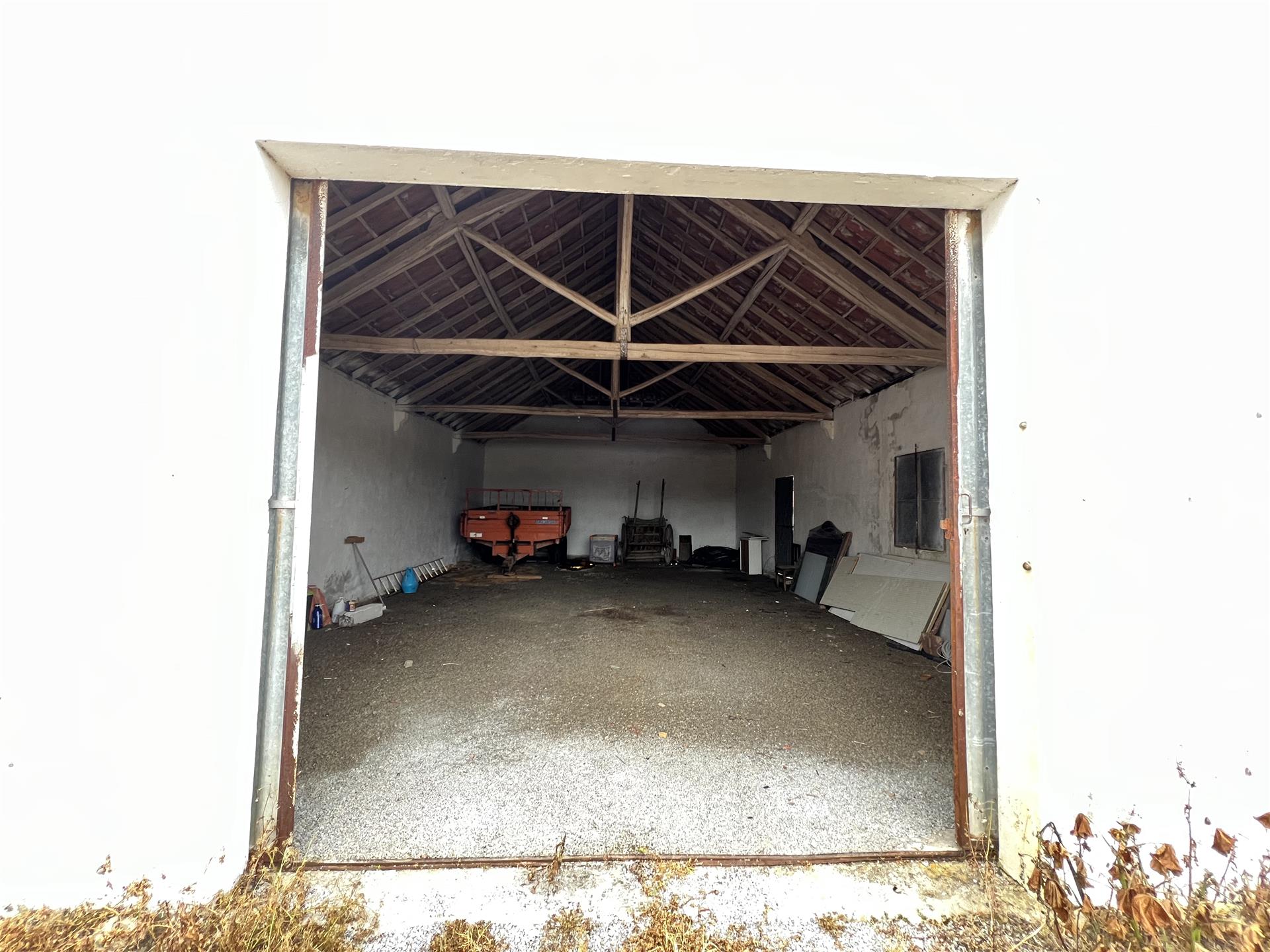 Rustic house with surrounding land and local accommodation license
