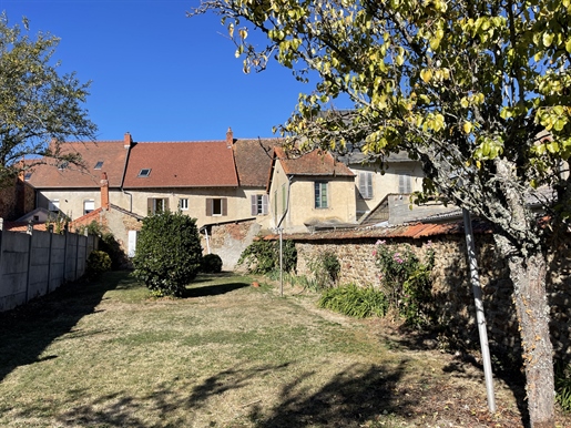 Auv 1124: Double village house with two gardens, outbuildings, 750m2