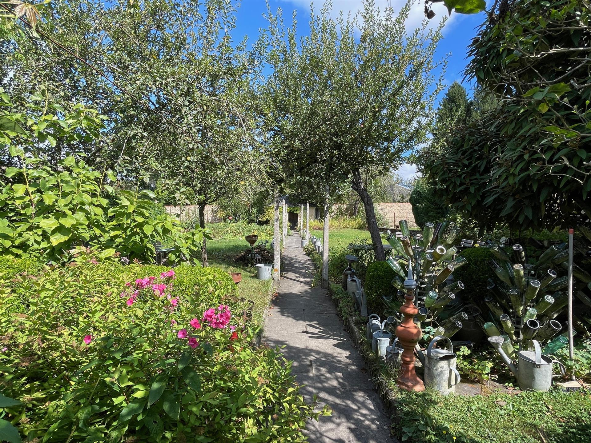 Auv 1162: Casa grande, centro Pionsat, con hermoso jardín, 540m2
