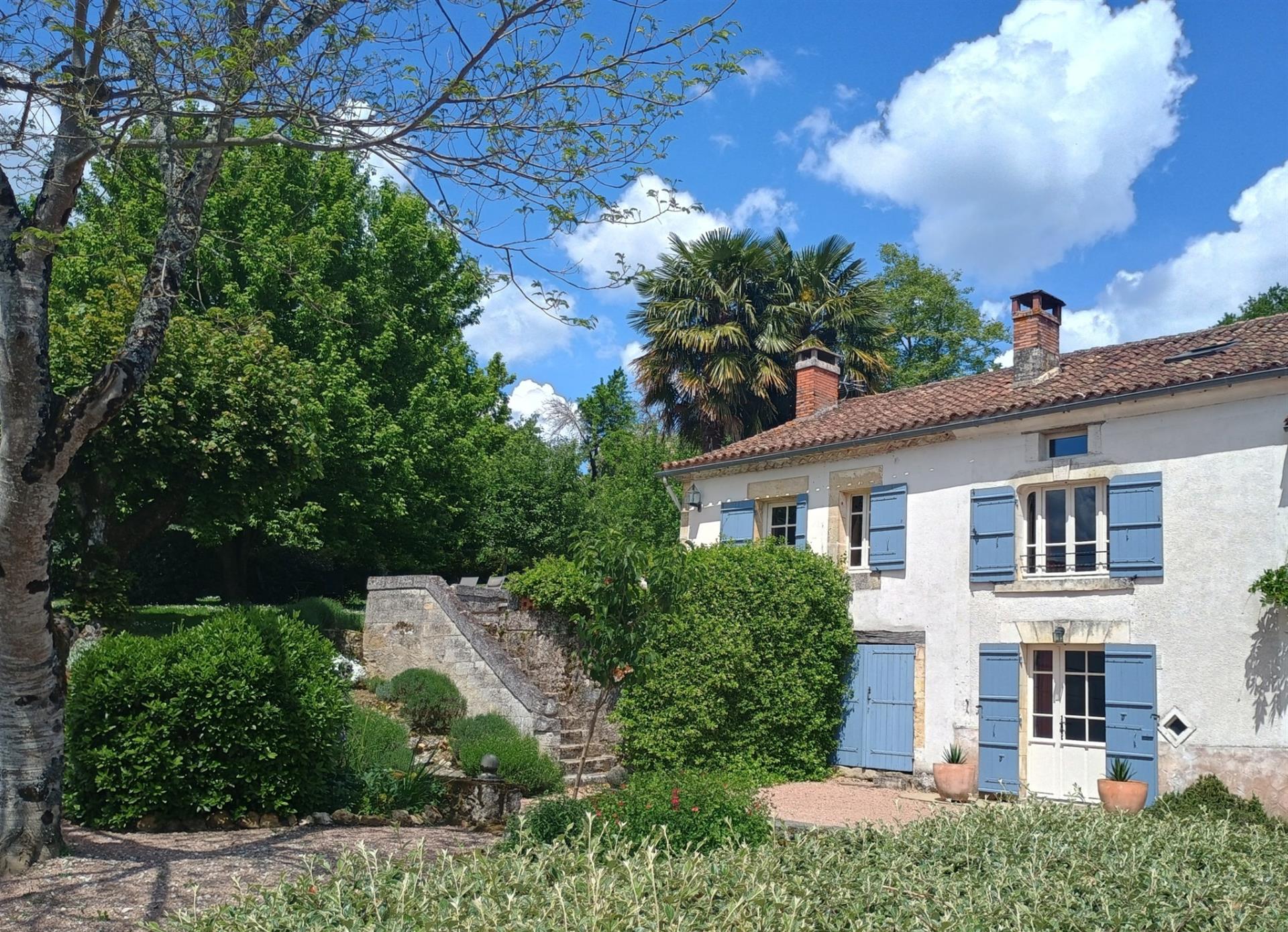 Prekrasno smješteno područje s chambre d'hôtes, gîtes i kampom