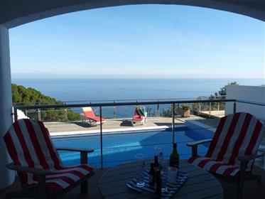 Villetta a schiera con piscina privata e magnifica vista sul mare