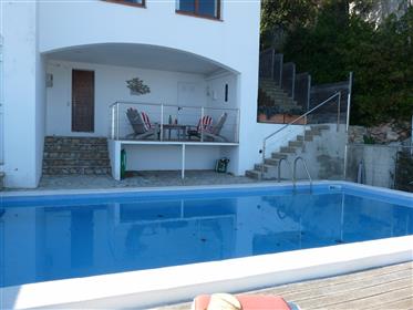 Villetta a schiera con piscina privata e magnifica vista sul mare