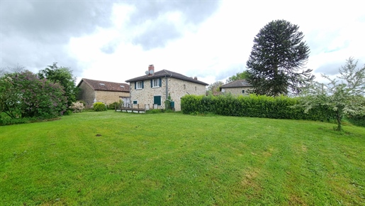 Property for Sale : 4 bedrooms House with cottage(s) in Saint-Mathieu. Price: 388 500 €