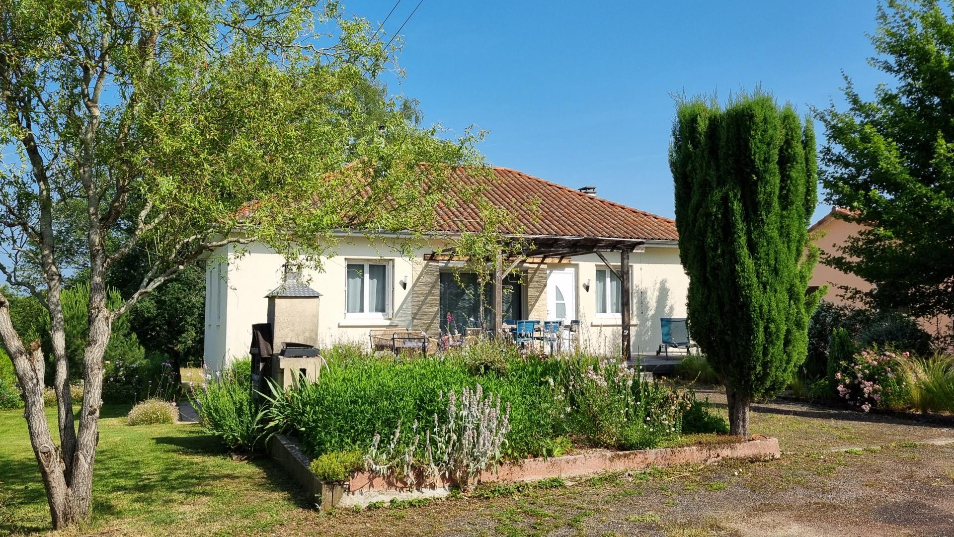 Property for Sale : 3 bedrooms House in Nontron. Price: 195 000 €