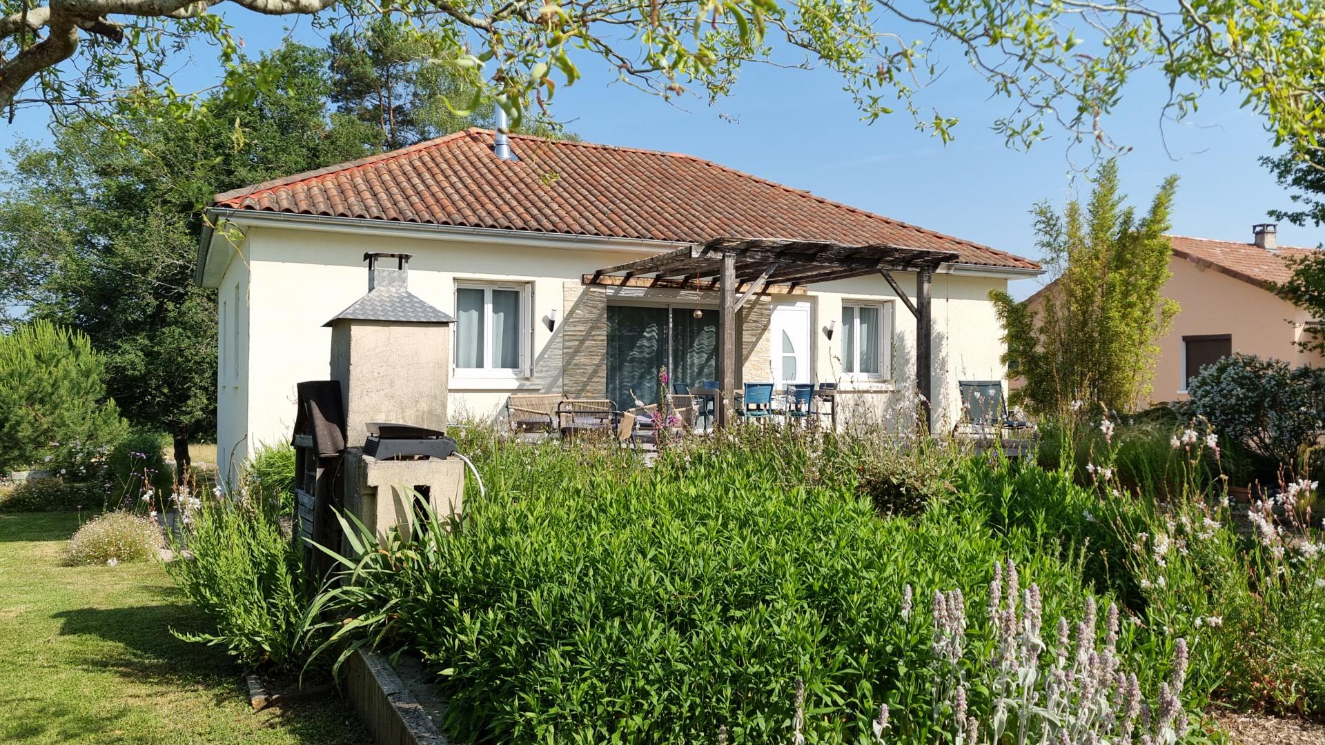 Property for Sale : 3 bedrooms House in Nontron. Price: 195 000 €