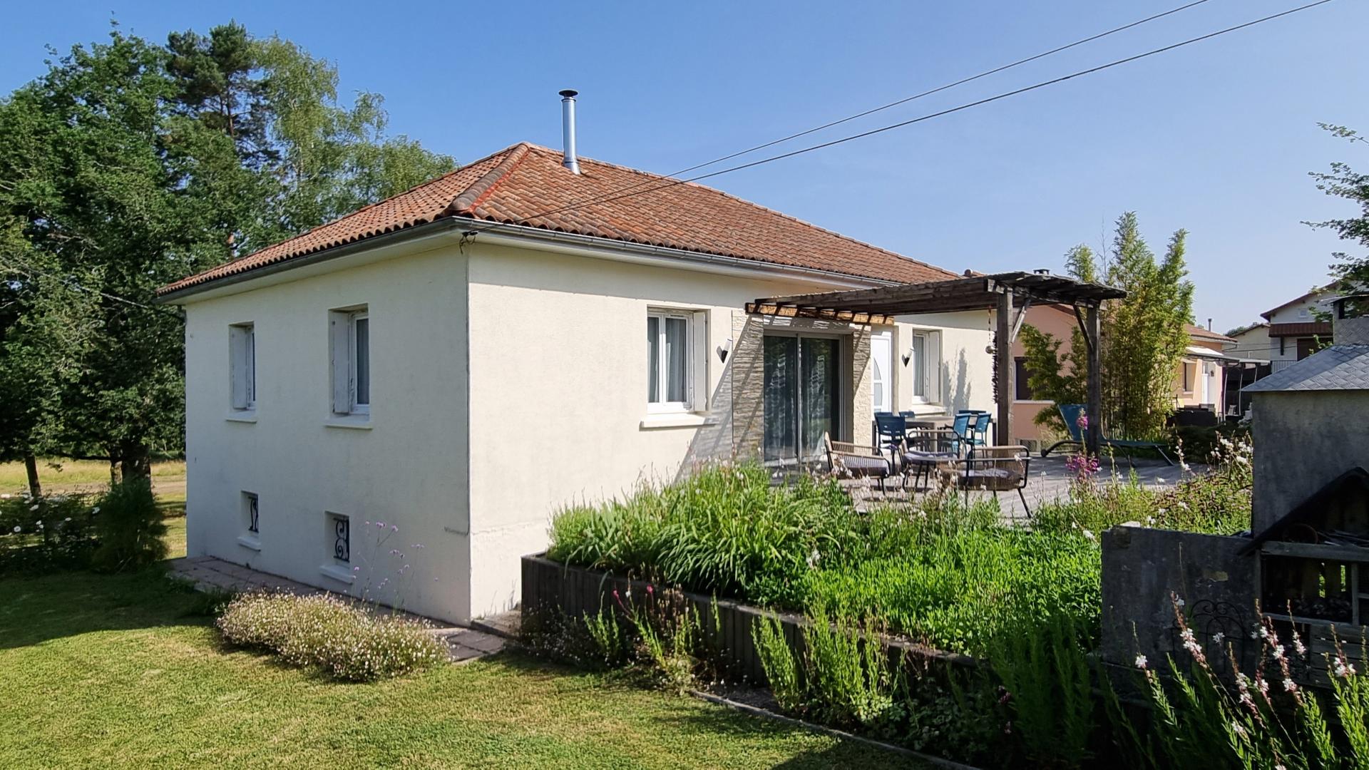 Property for Sale : 3 bedrooms House in Nontron. Price: 195 000 €