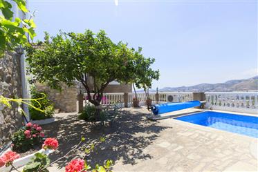 Villa à vendre avec piscine chauffée avec coin cuisine dans l’urbanisation de Los Pinos