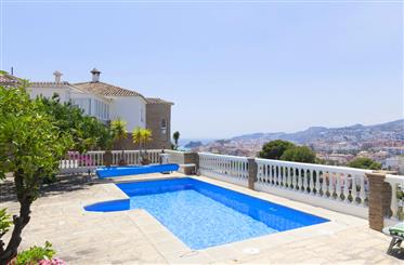 Chalet for sale with a separate apartment and heated swimming pool in Urbanization Los Pinos.