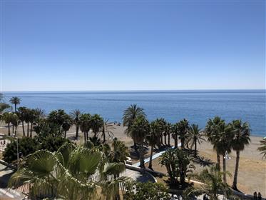 Se vende apartamento reformado con piscina en primera linea de playa de San Cristobal, Almuñecar