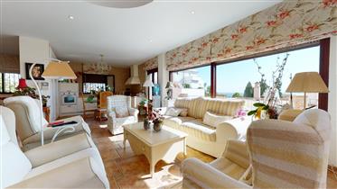 Magnificent and spacious villa with sea and mountain views 5 minutes from the beach