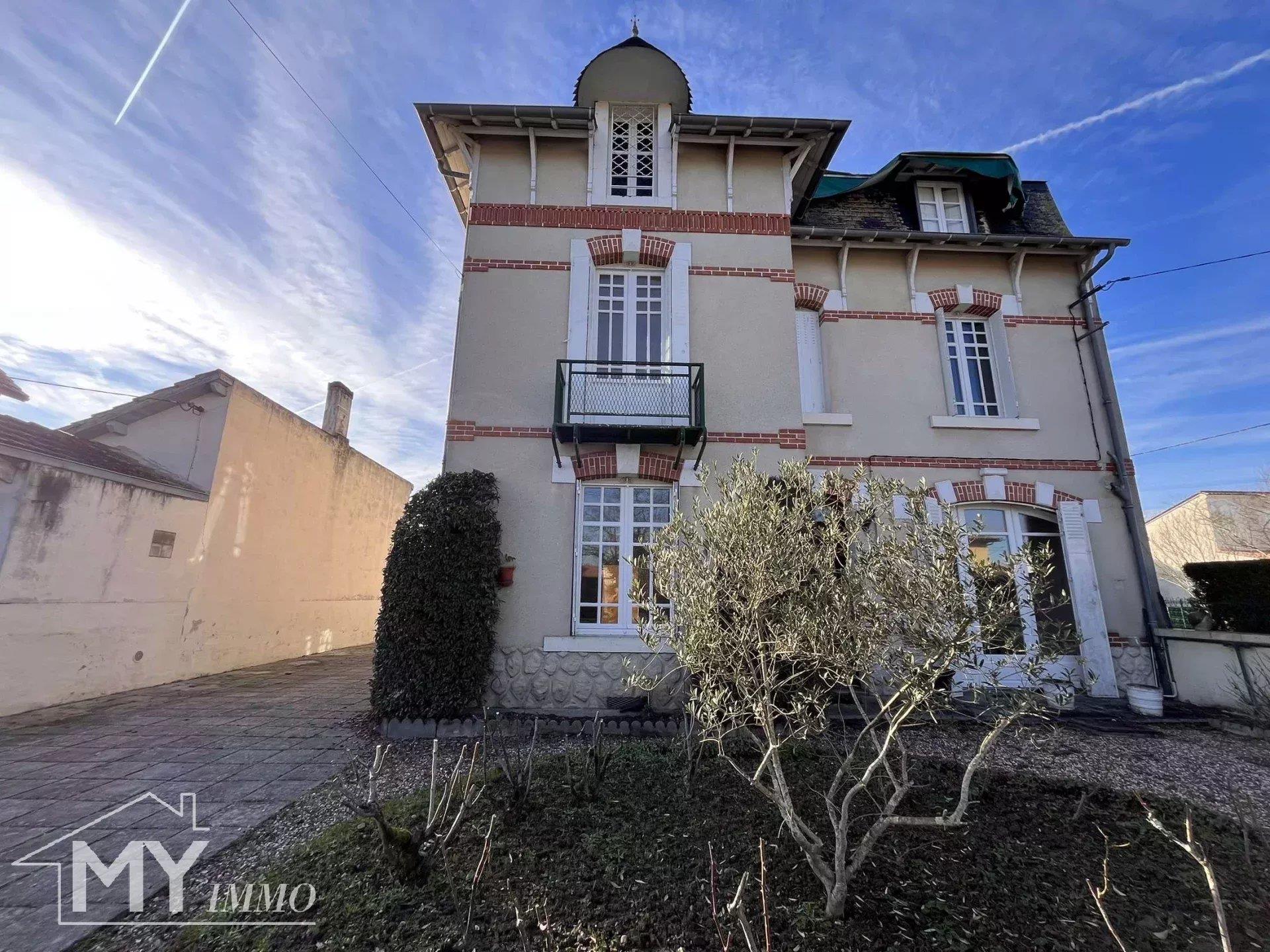 Montpon-Ménestérol: Spacious town house with outbuildings and garden.