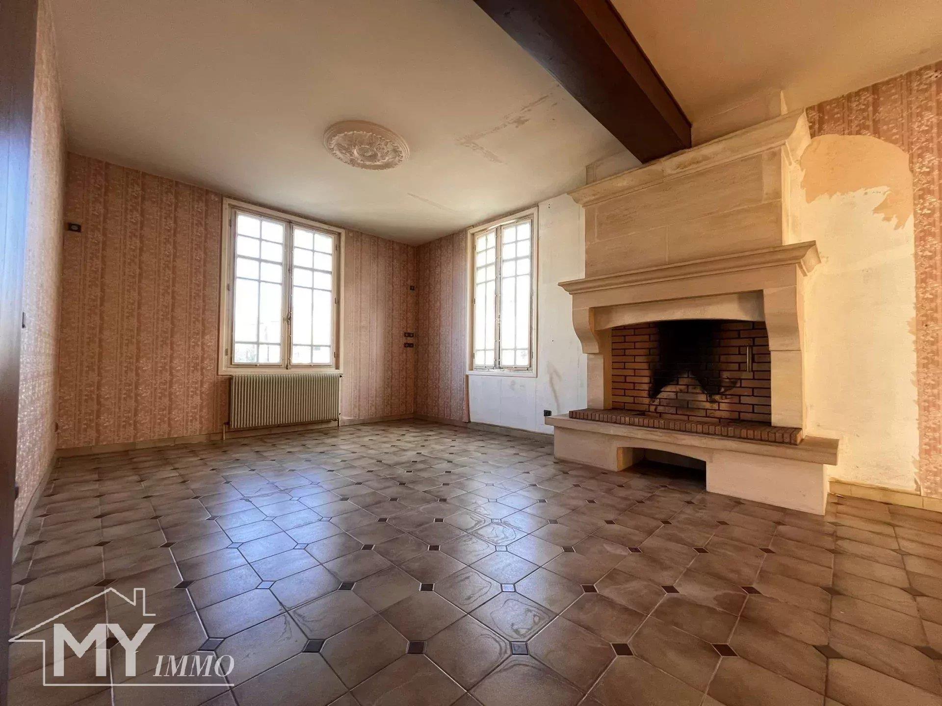 Montpon-Ménestérol: Spacious town house with outbuildings and garden.