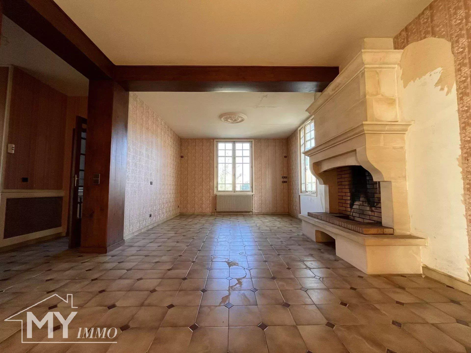 Montpon-Ménestérol: Spacious town house with outbuildings and garden.