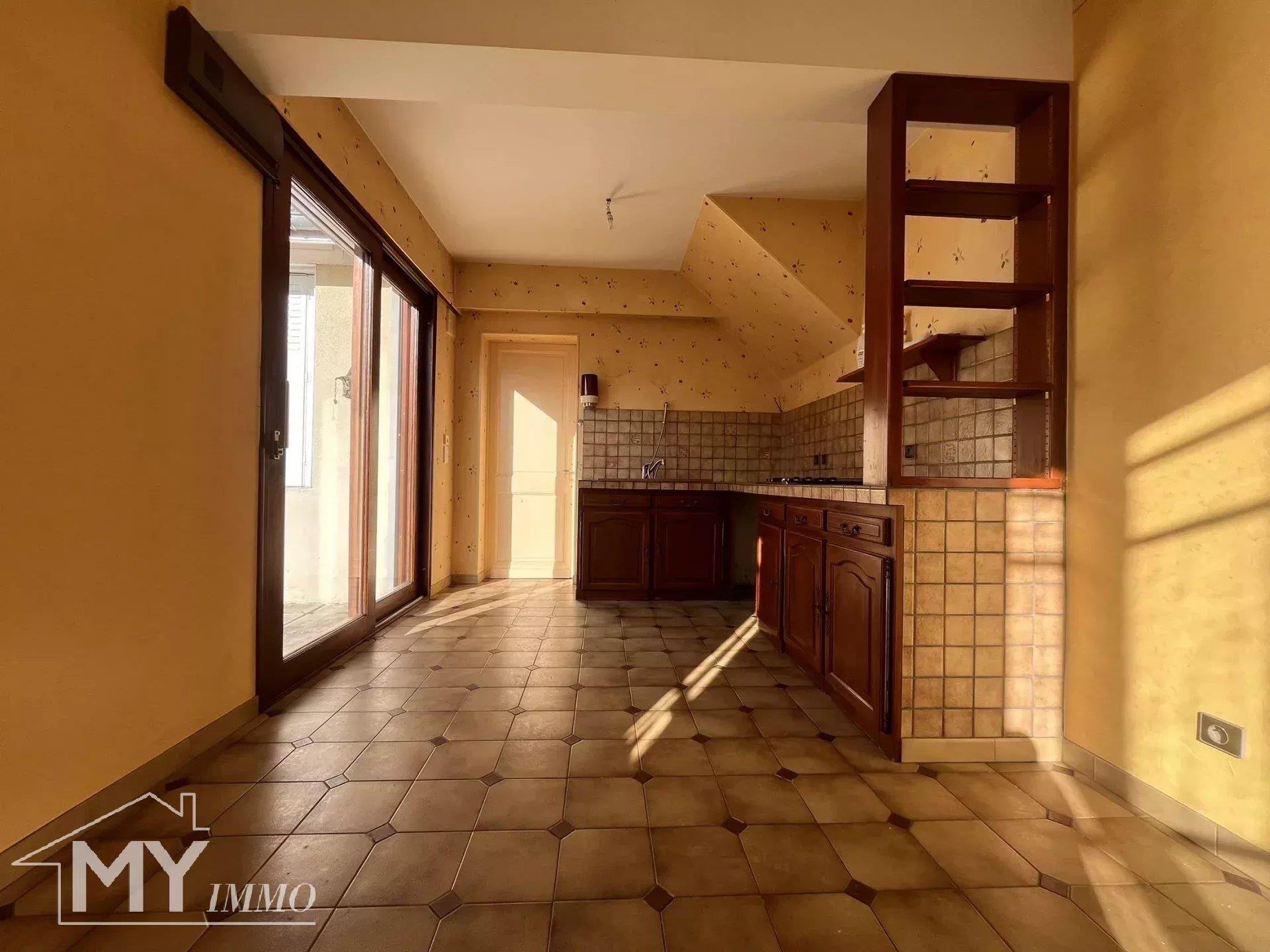 Montpon-Ménestérol: Spacious town house with outbuildings and garden.