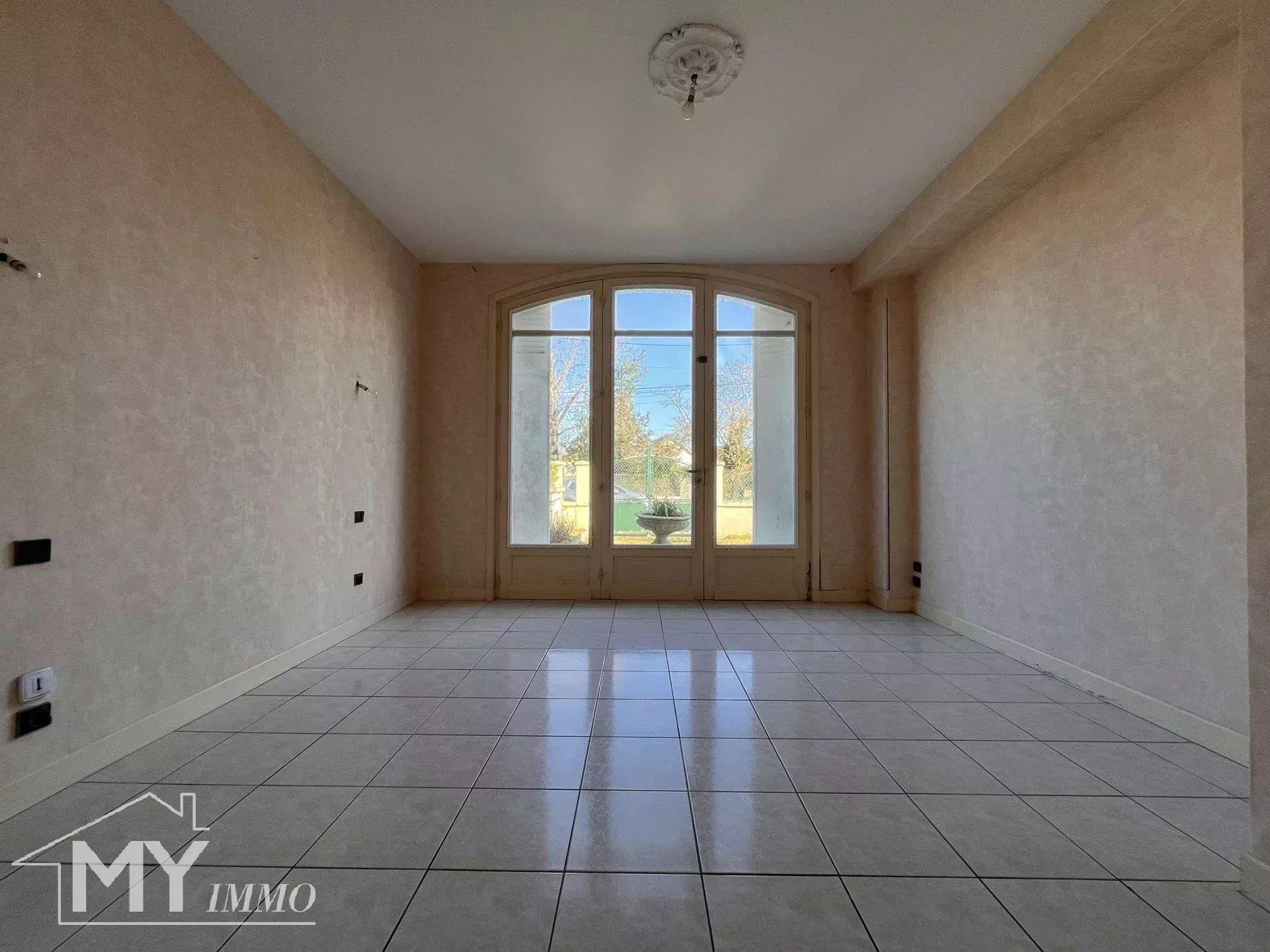 Montpon-Ménestérol: Spacious town house with outbuildings and garden.