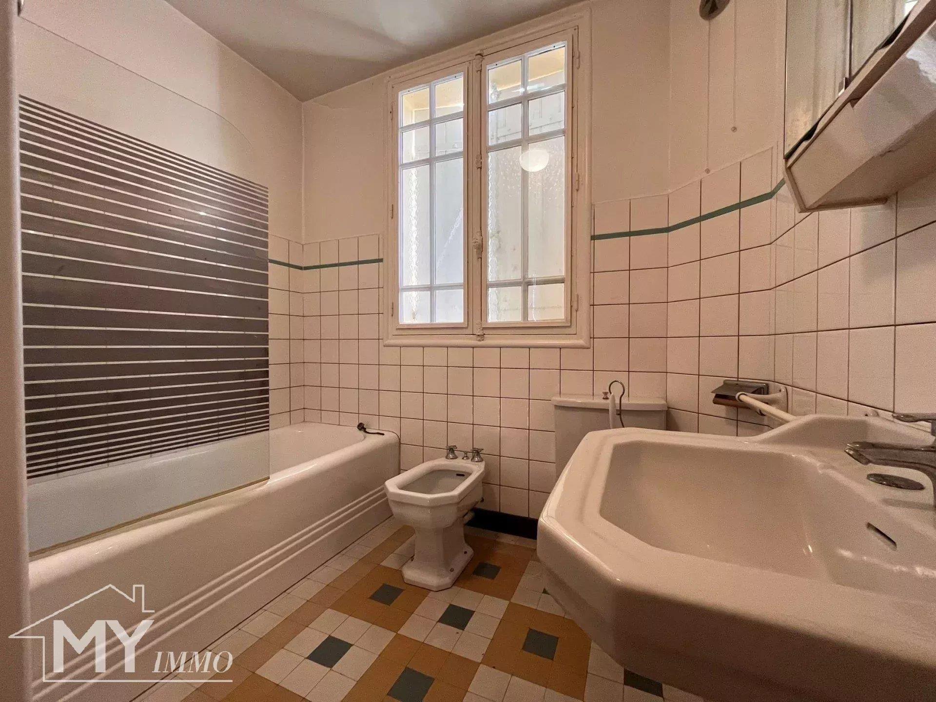 Montpon-Ménestérol: Spacious town house with outbuildings and garden.