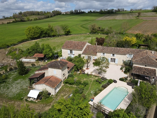 Country house with gîtes and swimming pool near Condom