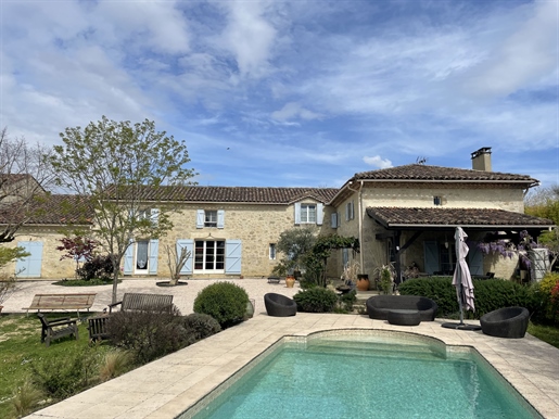 Country house with gîtes and swimming pool near Condom