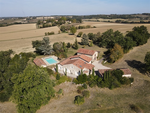Country house with outbuildings and swimming pool in a dominant location near Condom